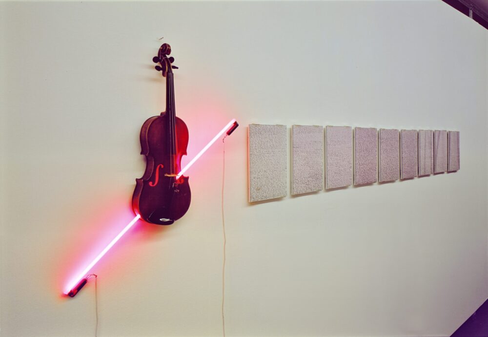 Dolores Wyss "Geige Mit Neonröhre", 1981, Staatsgalerie Stuttgart